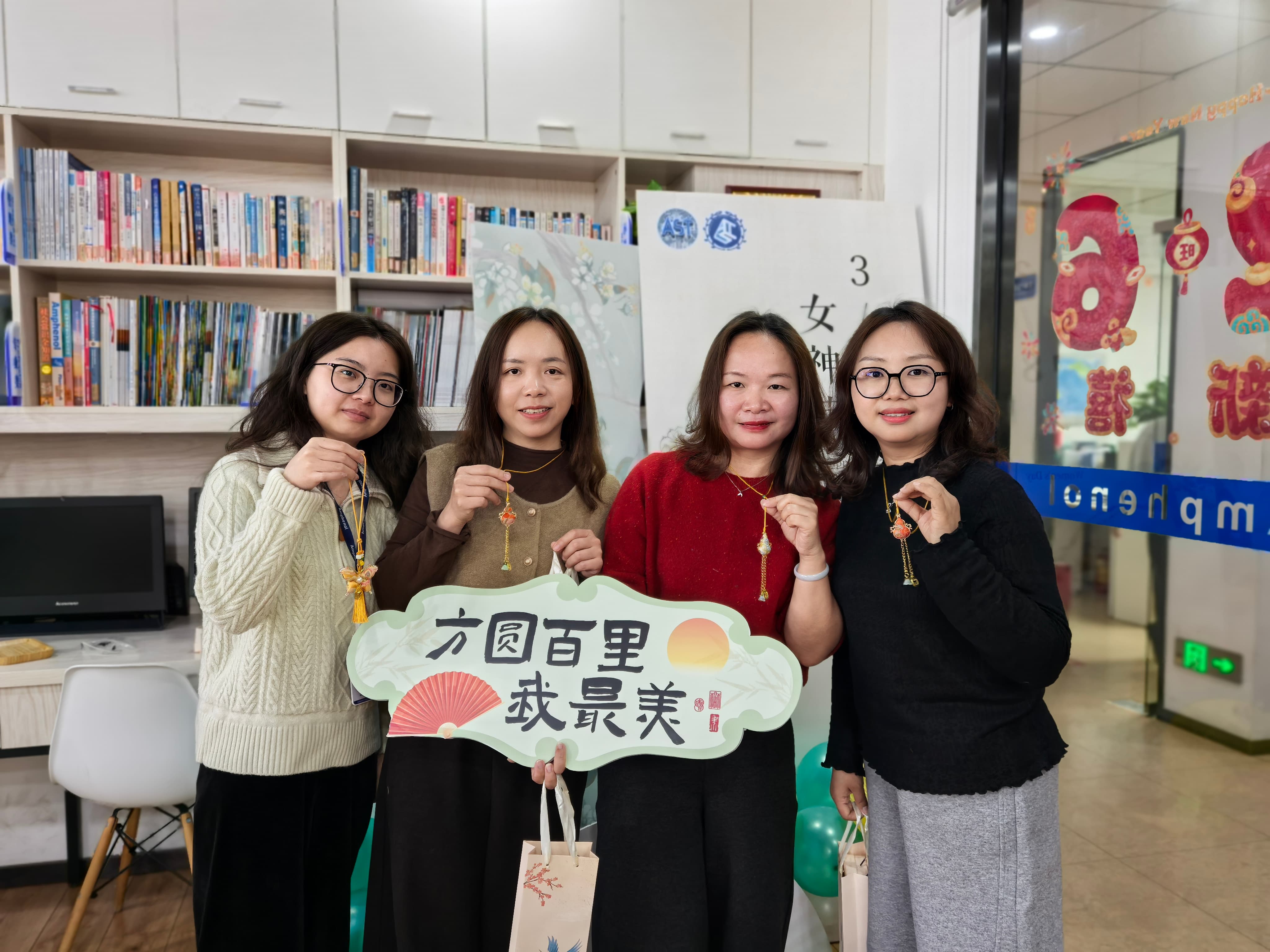 一捻宋锦，万般柔情’女神节非遗手作活动举行